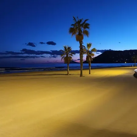 Primera Linea De Playa Con Garaje דירה